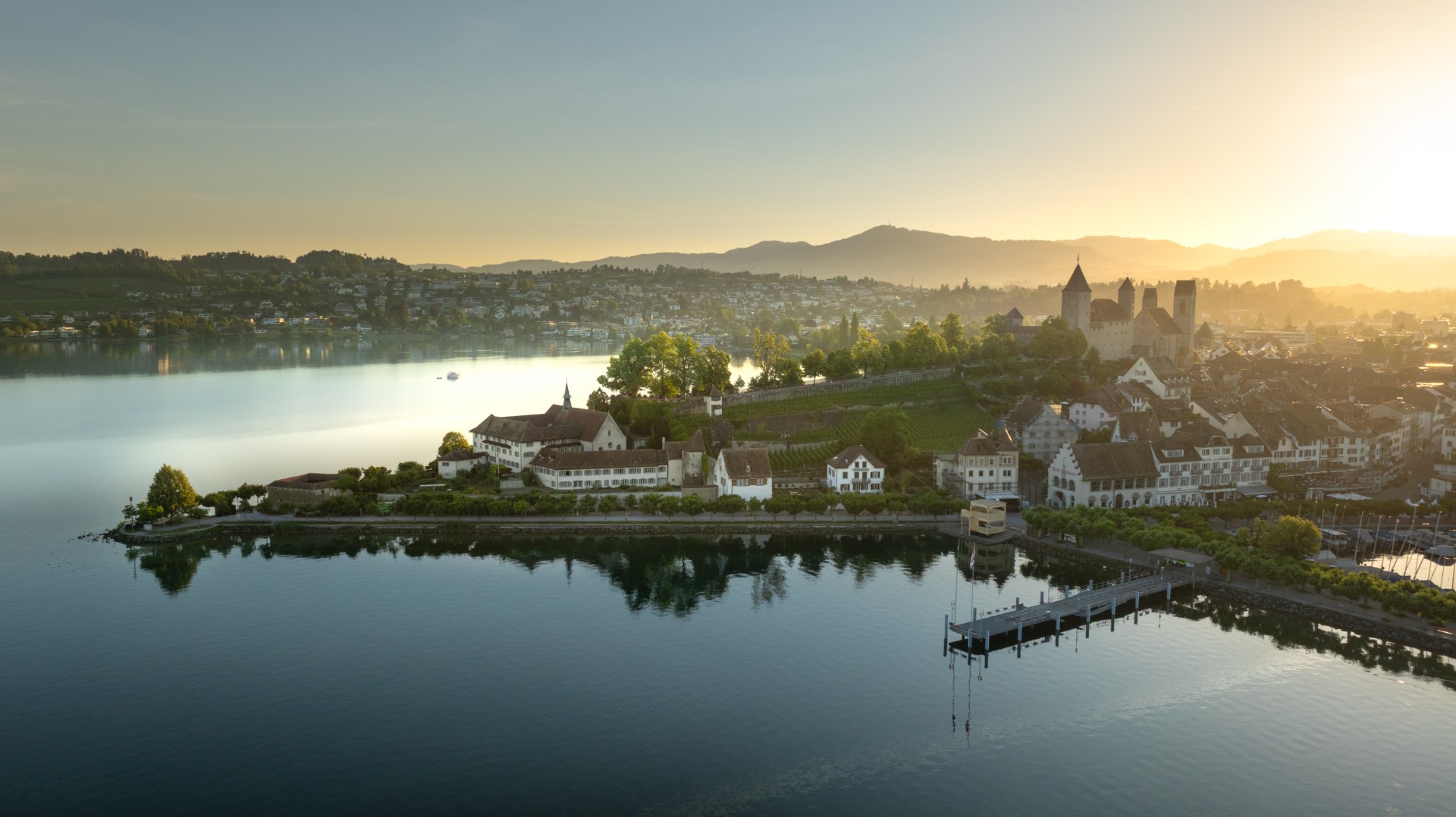 Zürichsee im Morgennebel mit Bergsilhouette