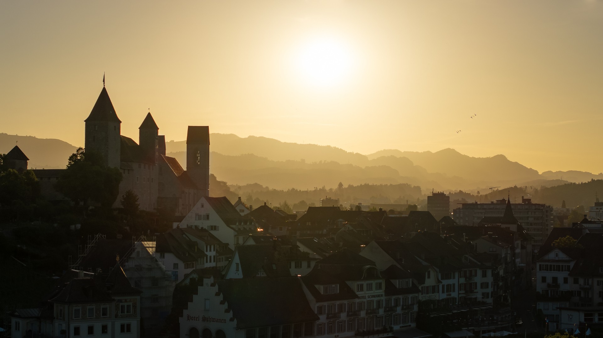 Rapperswil SG am Zürichsee bei Dämmerung im Nebel